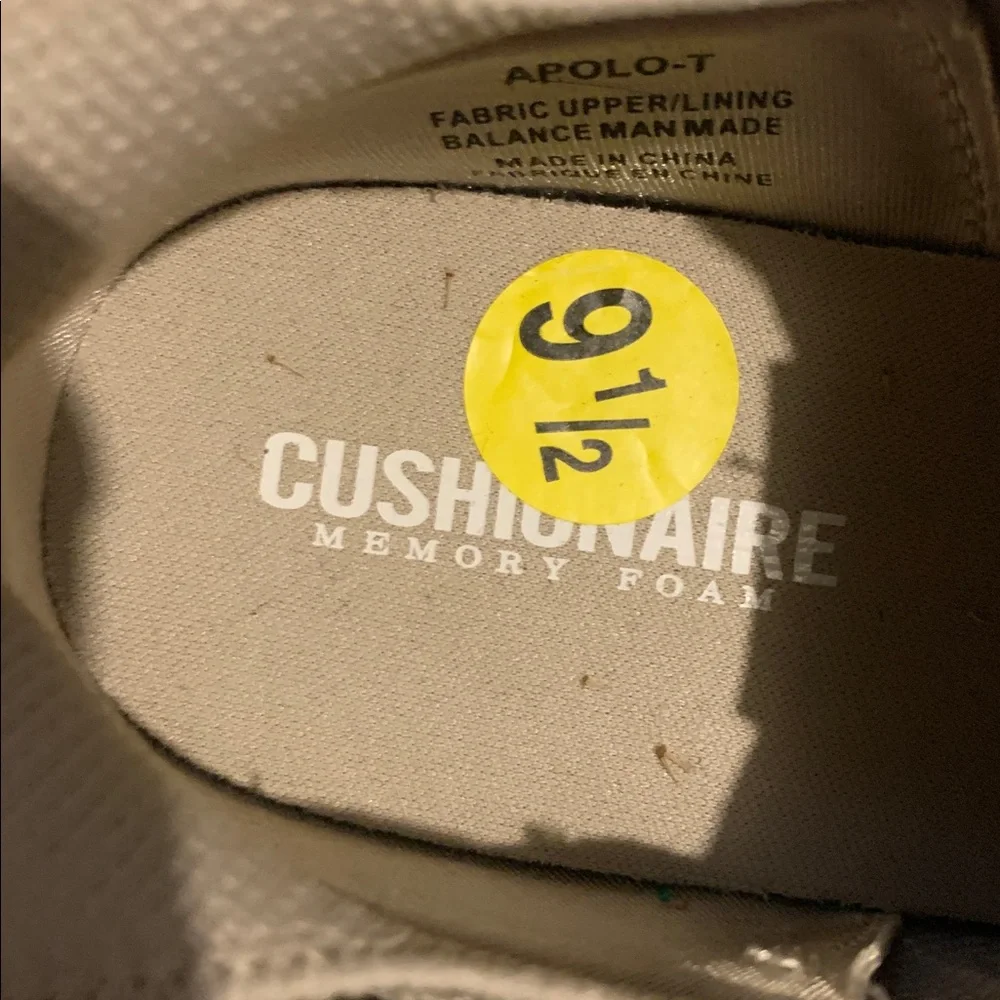 WOMANS CUSHIONAIRE MEMORY FOAM SNEAKERS. - Picture 2 of 6